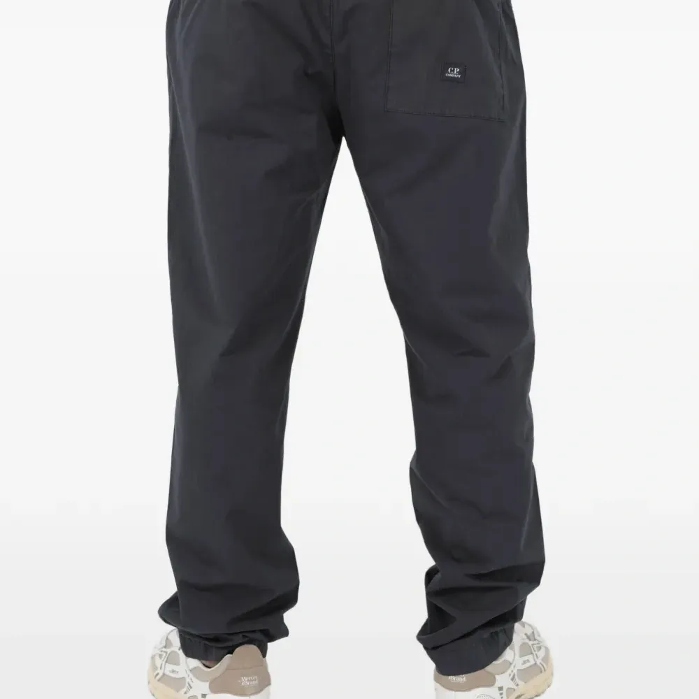 Брюки с нашивкой-логотипом