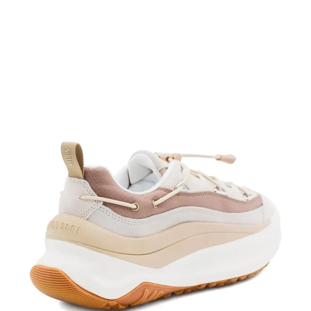 Кроссовки с панелями и шнуровкой Кроссовки с панелями и шнуровкой