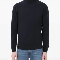 Свитер с высоким воротником