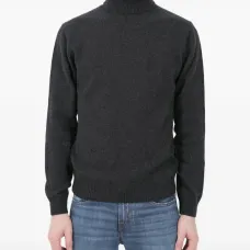 Серый свитер с воротником-стойкой