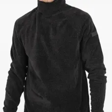 Свитер с высоким воротником и нашивкой