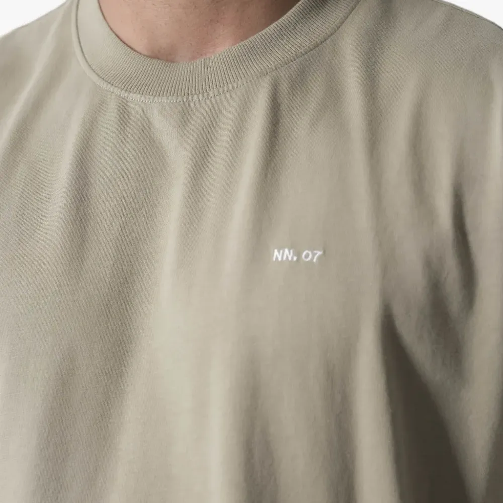 Футболка с вышитым логотипом