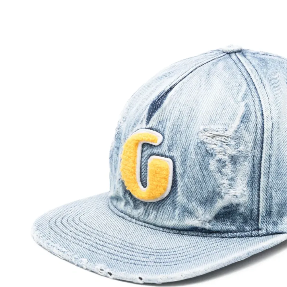 Кепка с эффектом потертости и логотипом