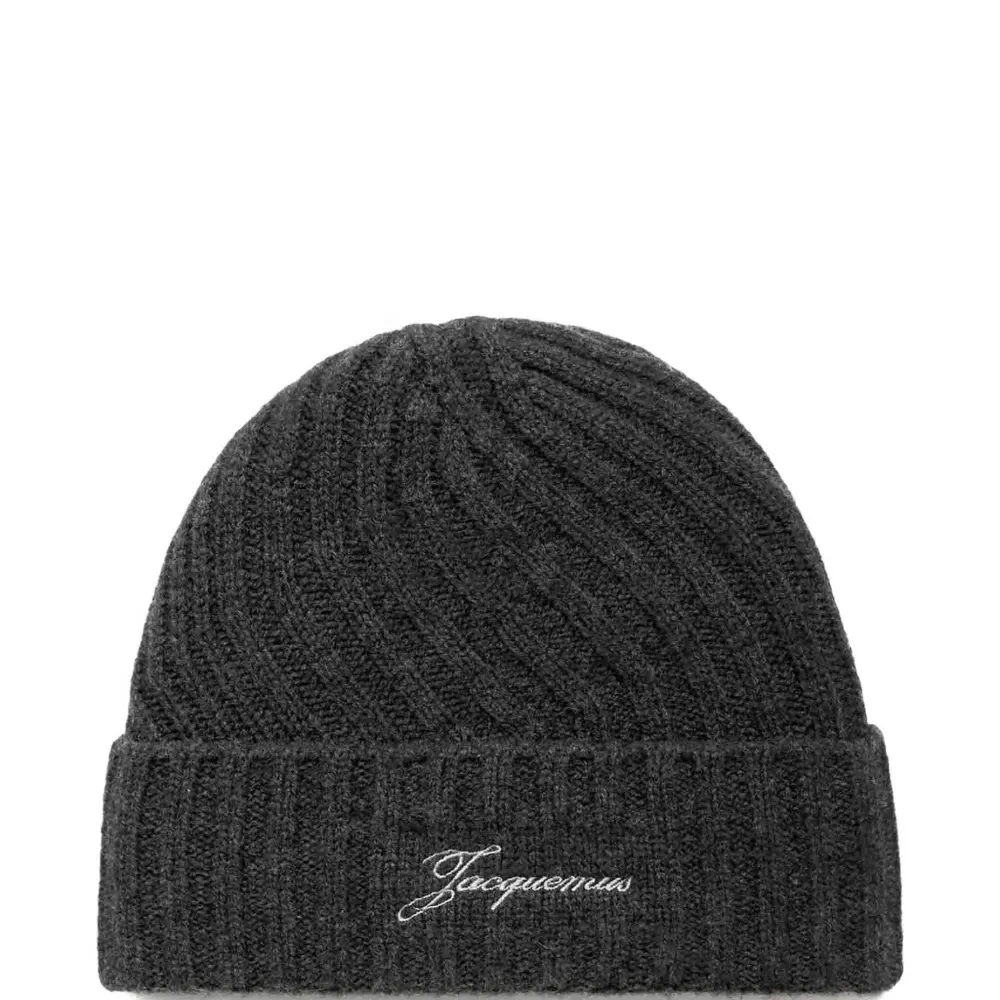 Вязаная шапка в рубчик