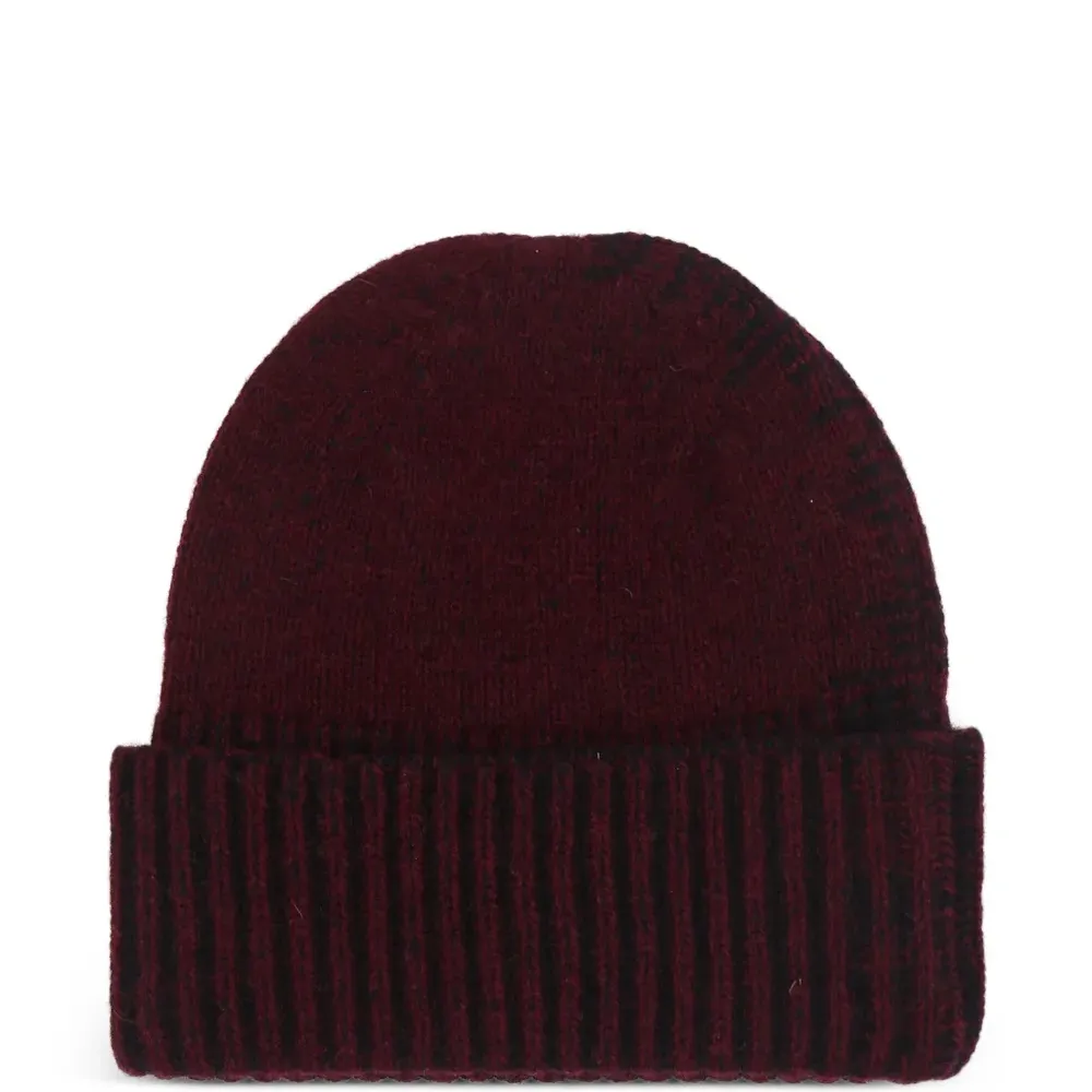 Шапка-бини с нашивкой-логотипом