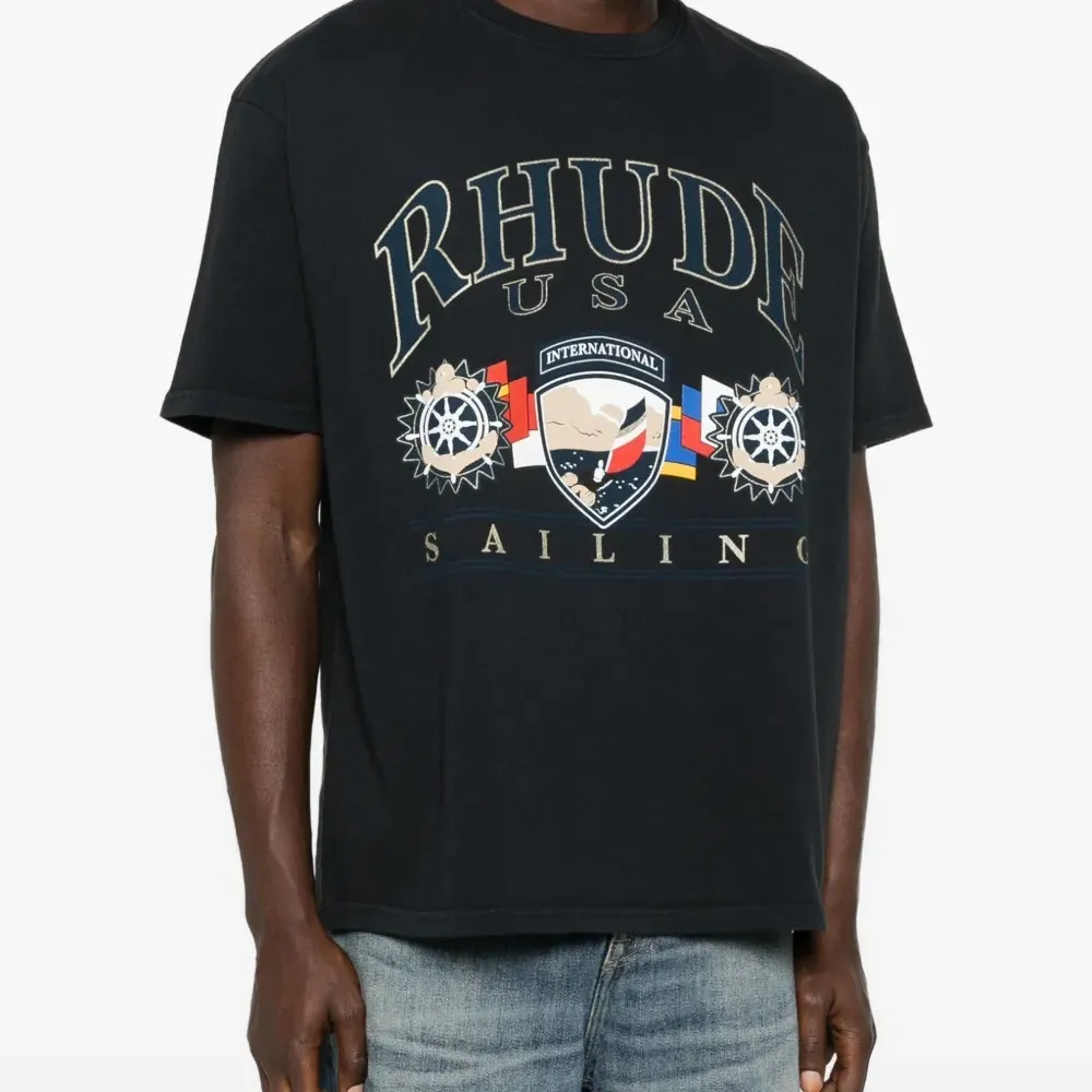 Футболка с иконкой парусника