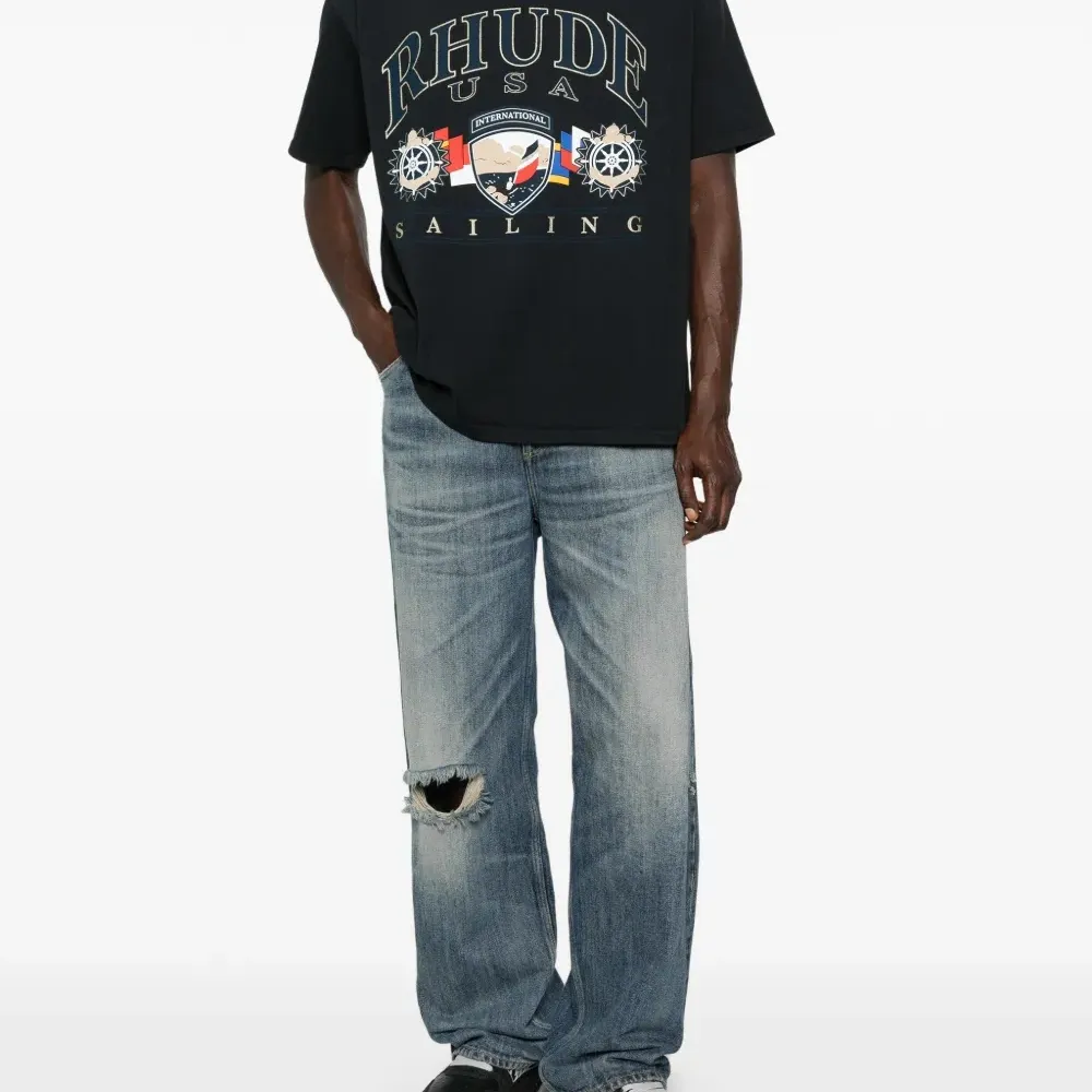 Футболка с иконкой парусника