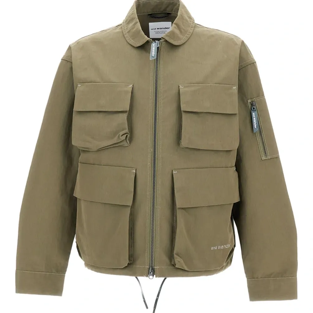 Куртка на молнии с клапанами на карманах