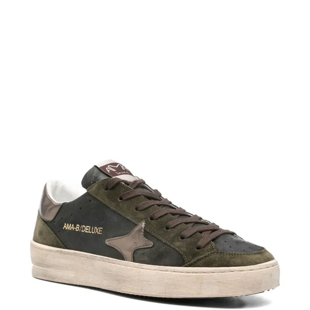 Кроссовки на шнуровке с отделкой в виде звезды