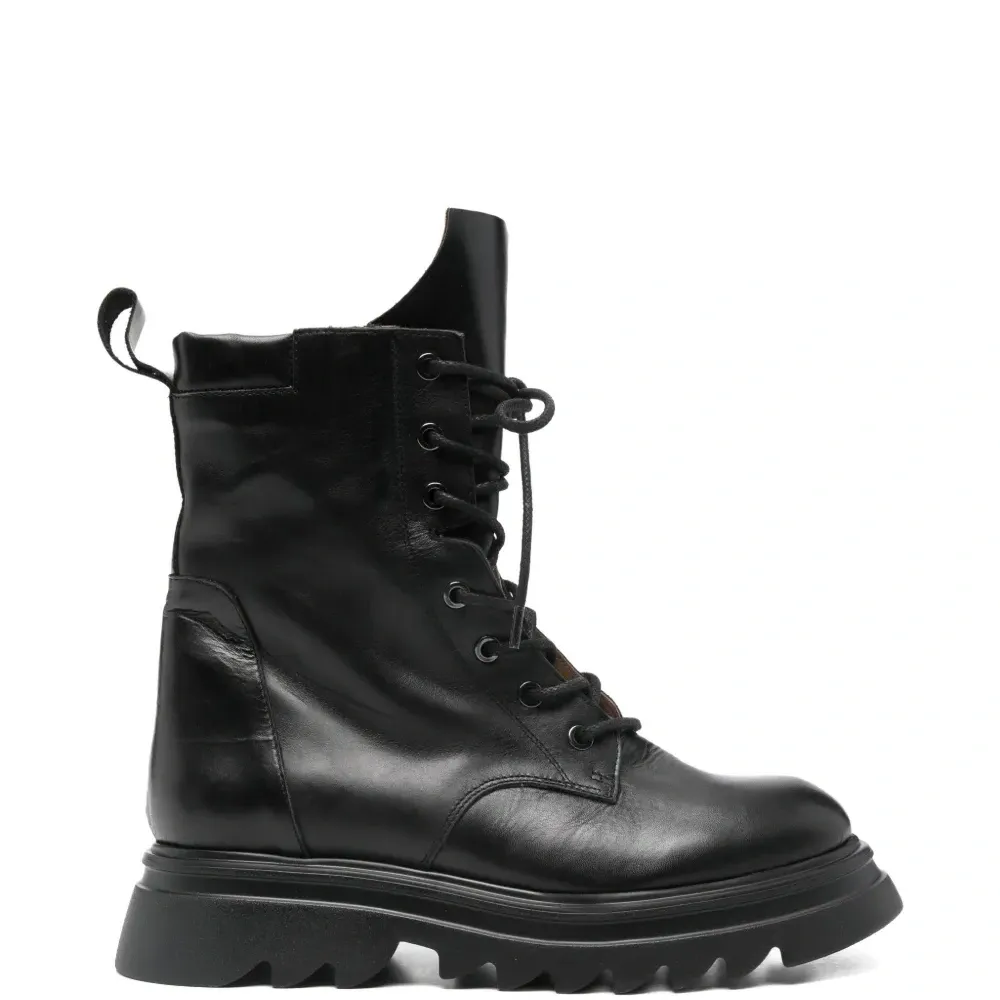 Ботинки на шнуровке с массивной подошвой