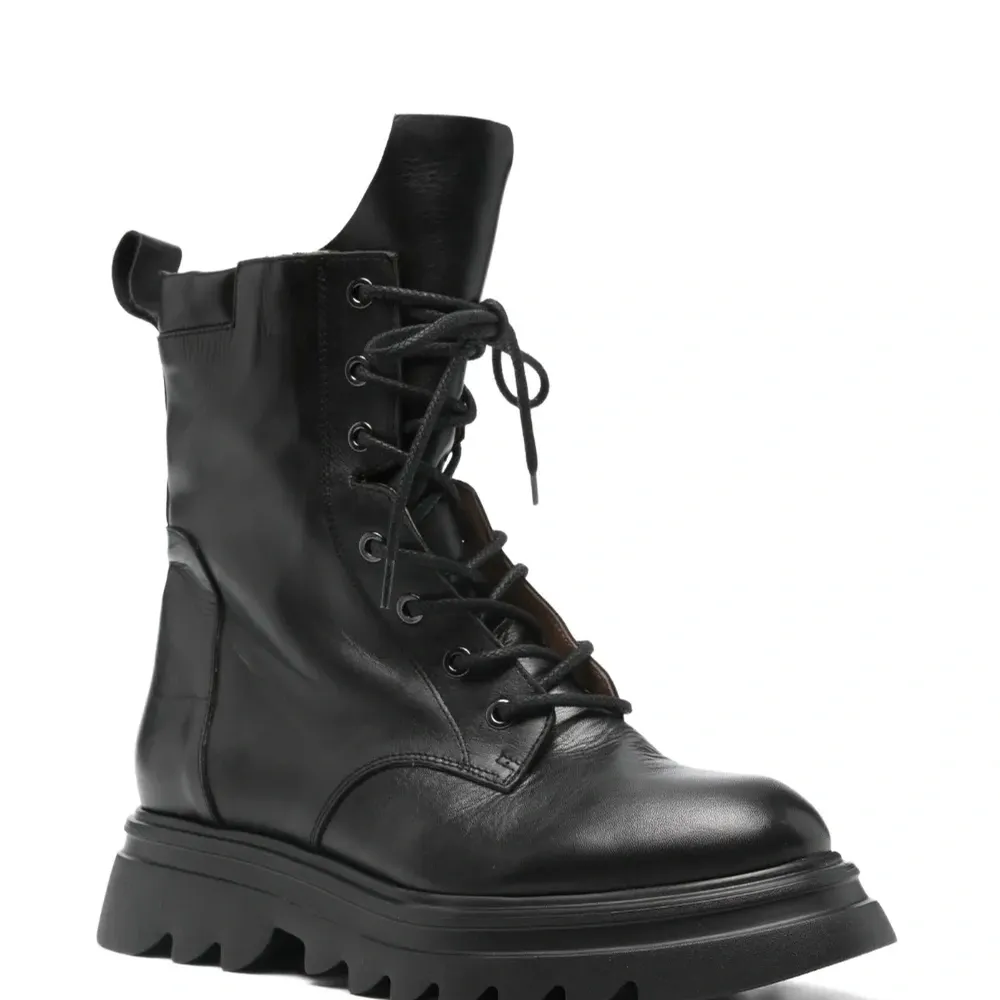 Ботинки на шнуровке с массивной подошвой