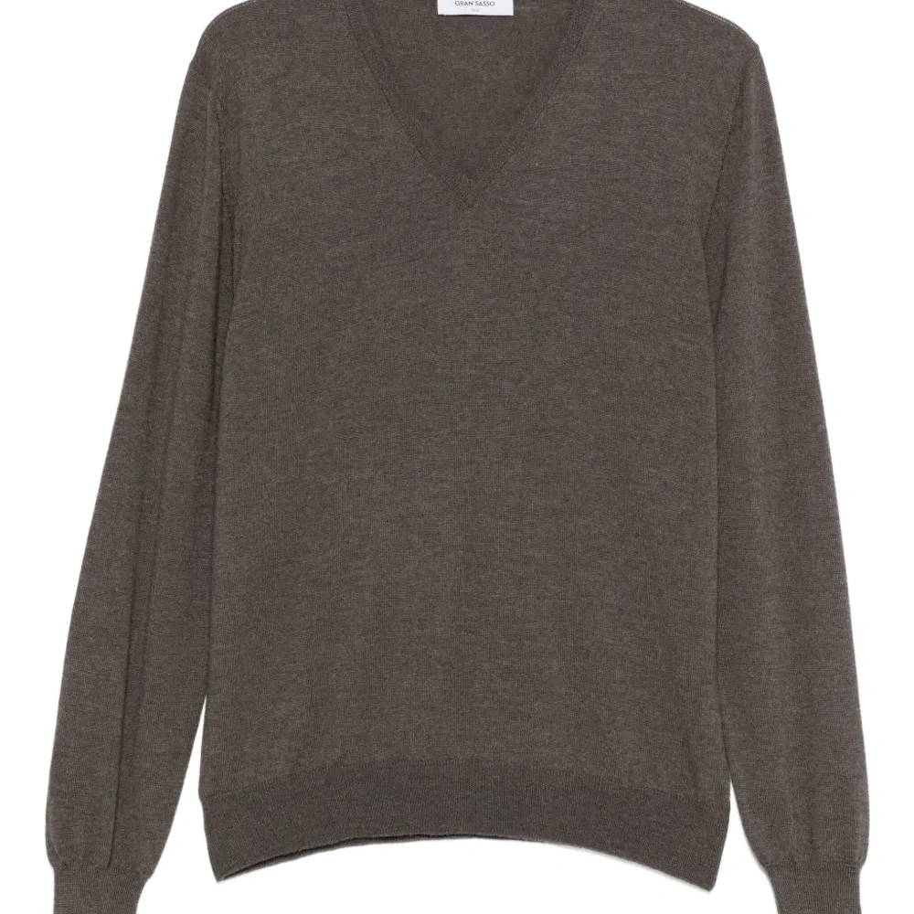 Шерстяной свитер с V-образным вырезом