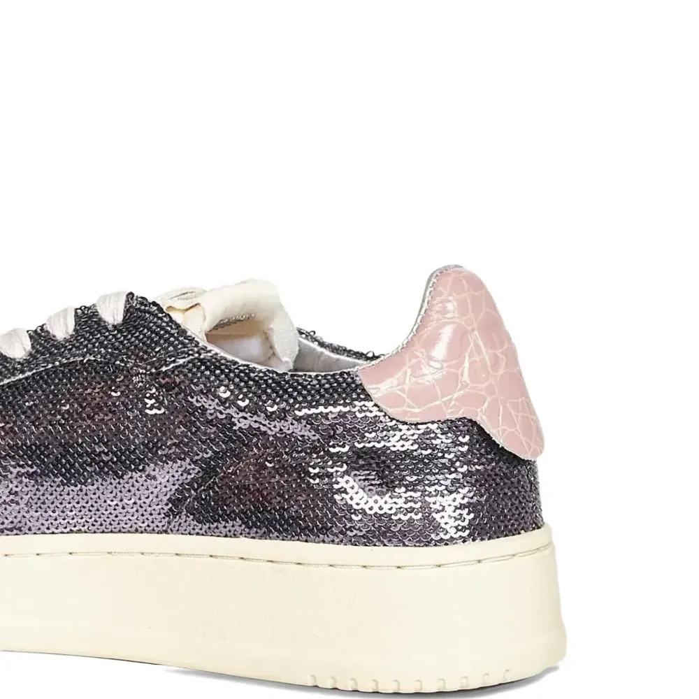 Кроссовки, украшенные пайетками