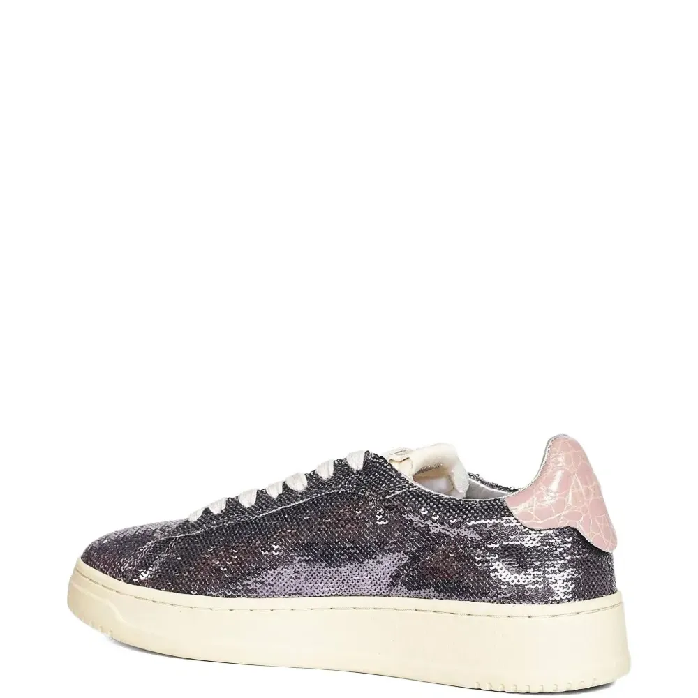 Кроссовки, украшенные пайетками