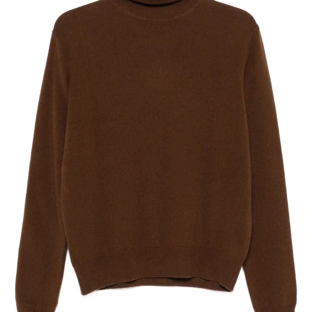 Свитер с высоким воротником