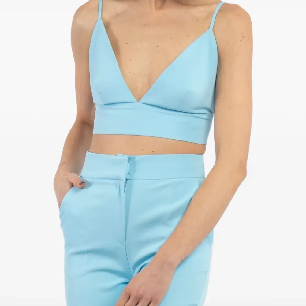 Топ с V-образным вырезом