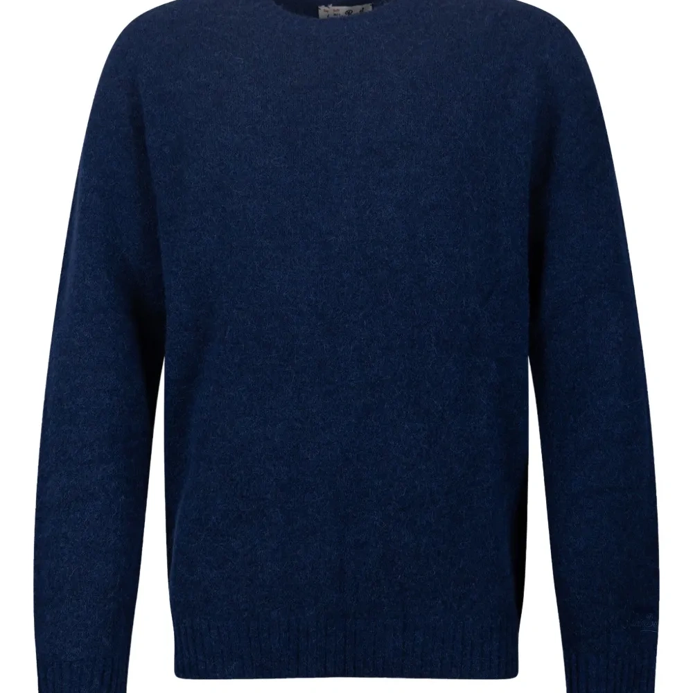 Свитер с круглым вырезом