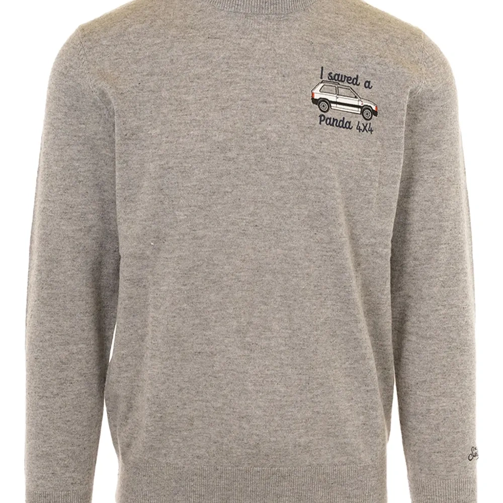 Свитер с вышивкой