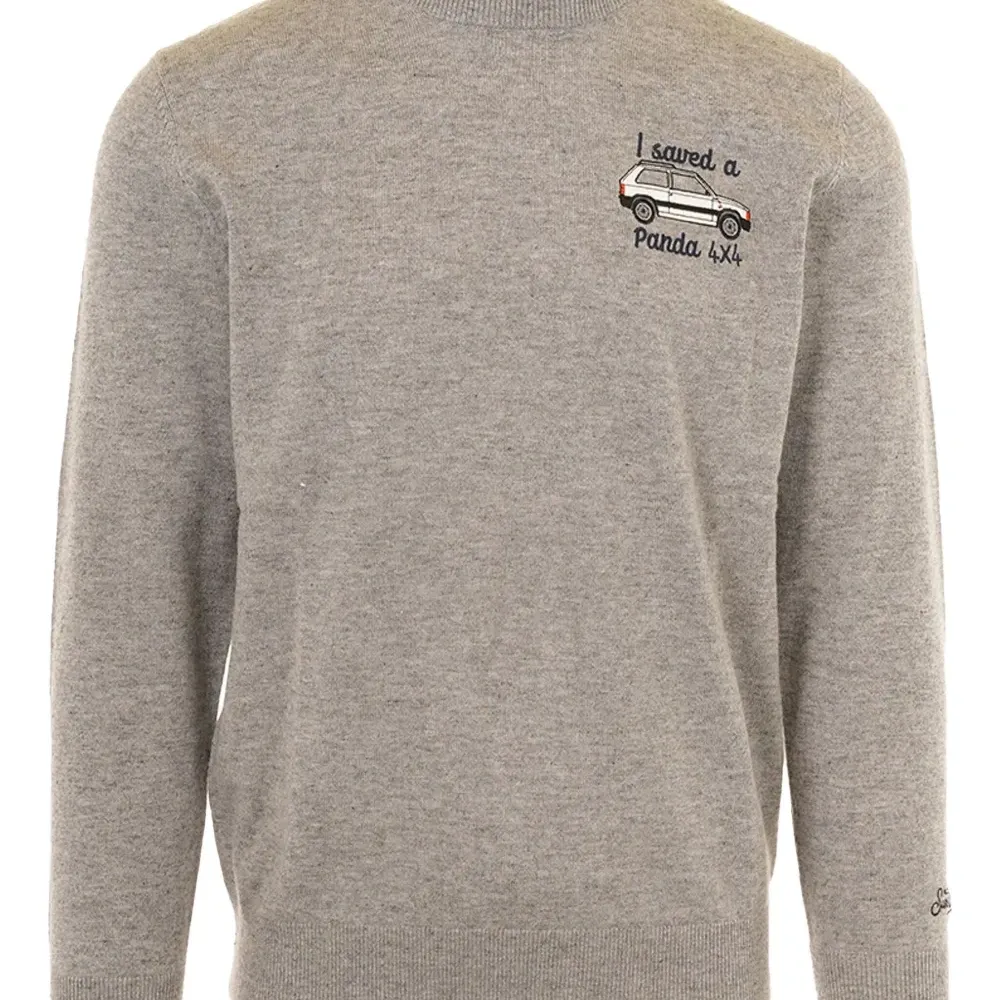 Свитер с вышивкой