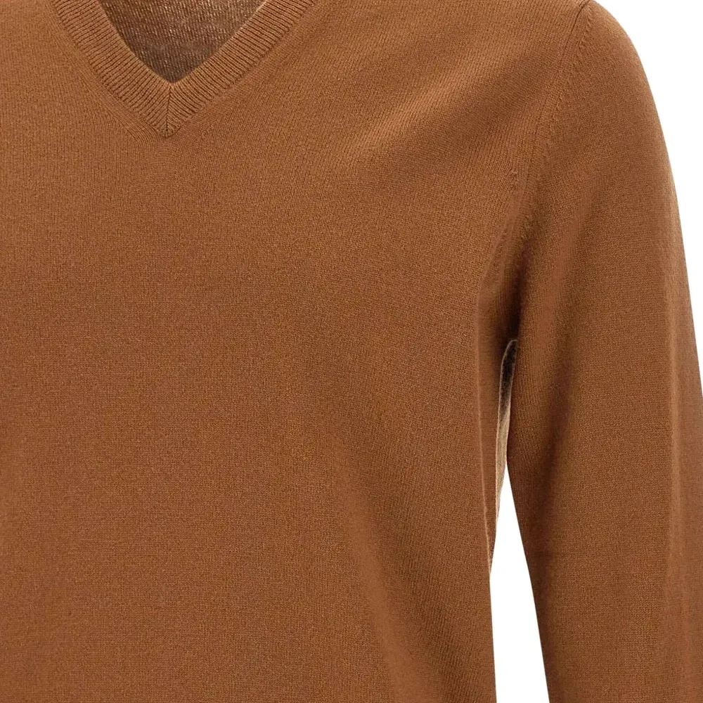 Вязаный свитер с V-образным вырезом