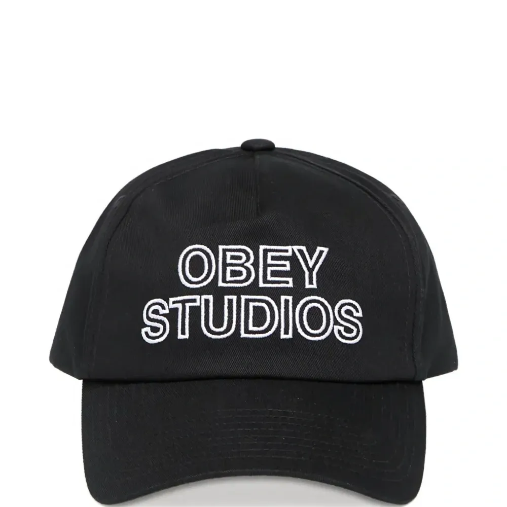 Бейсболка с регулируемым ремешком