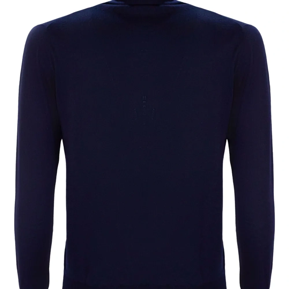 Свитер с высоким воротником