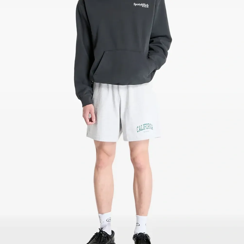 Спортивные шорты на резинке