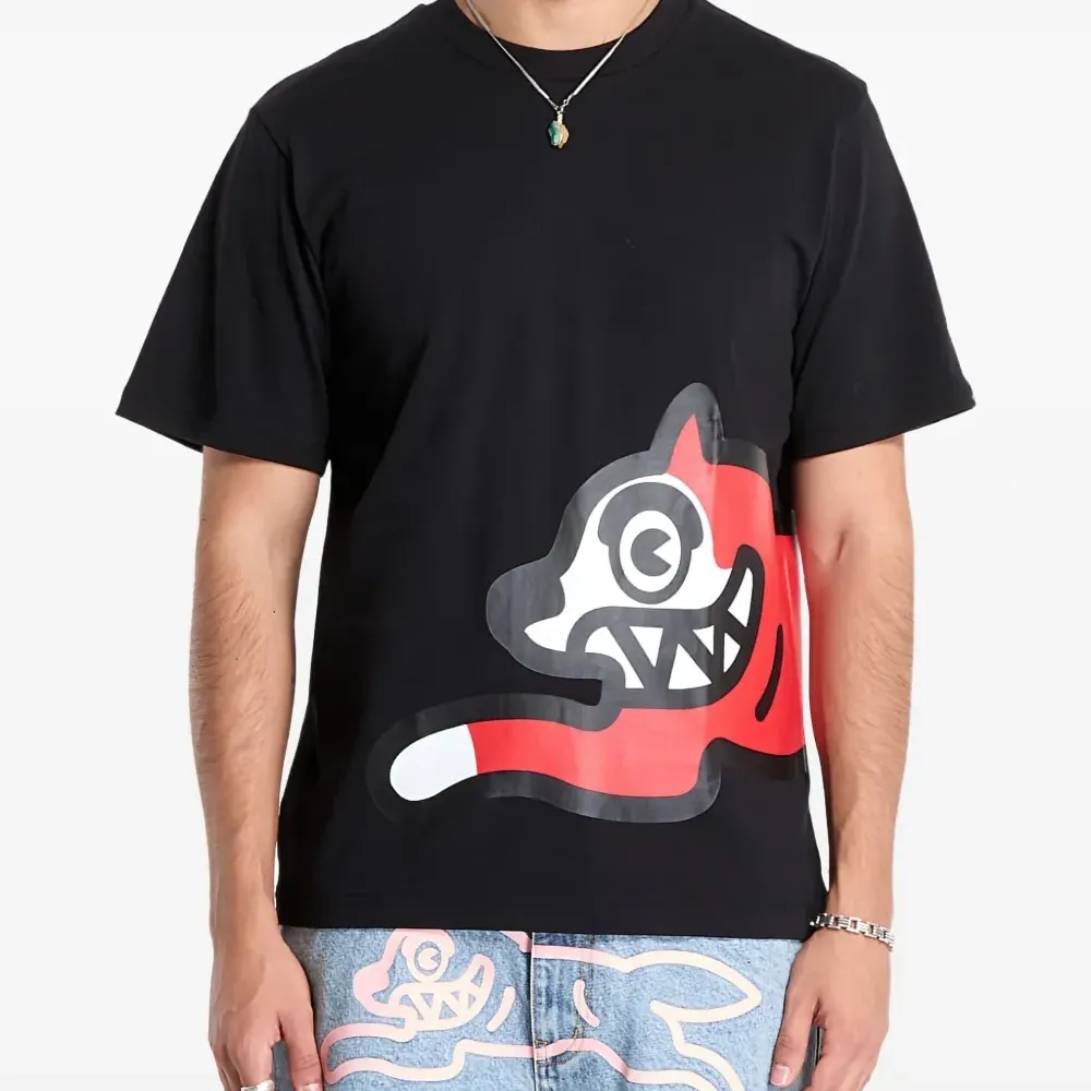 Футболка с большим бегущим псом