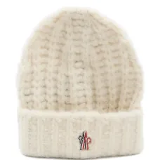 Вязаная шапка с нашивкой-логотипом