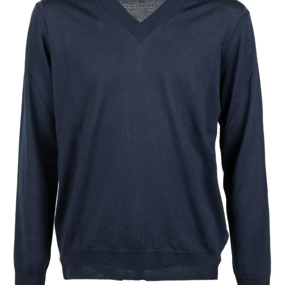 Джемпер с длинными рукавами и V-образным вырезом