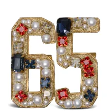 Вышитая брошь с украшением из кристаллов Вышитая брошь с украшением из кристаллов