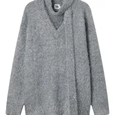 Свитер с V-образным вырезом и шарфом