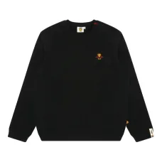 Свитер с вышитым логотипом