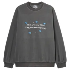 Свитер с аппликацией