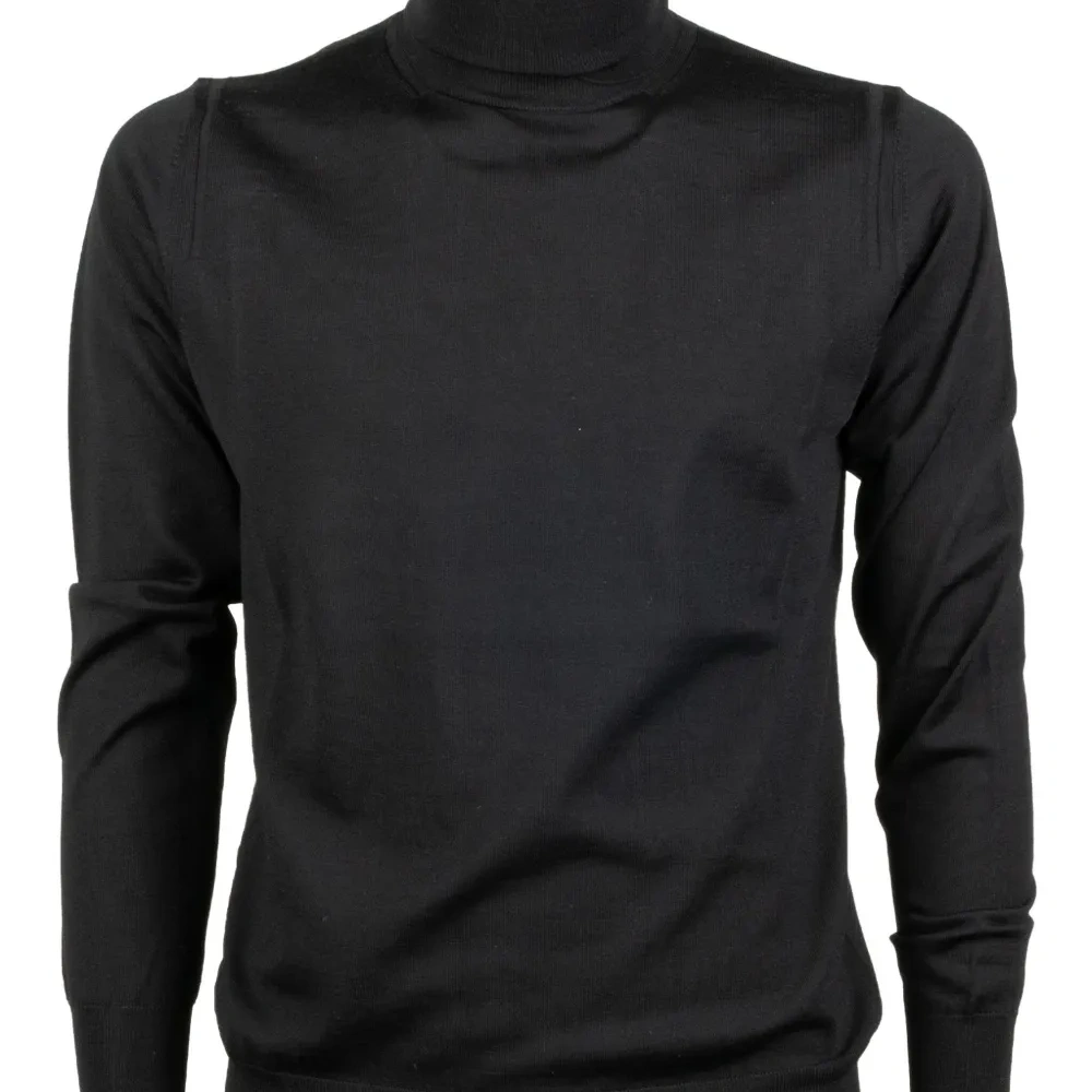 Свитер с высоким воротником и длинными рукавами