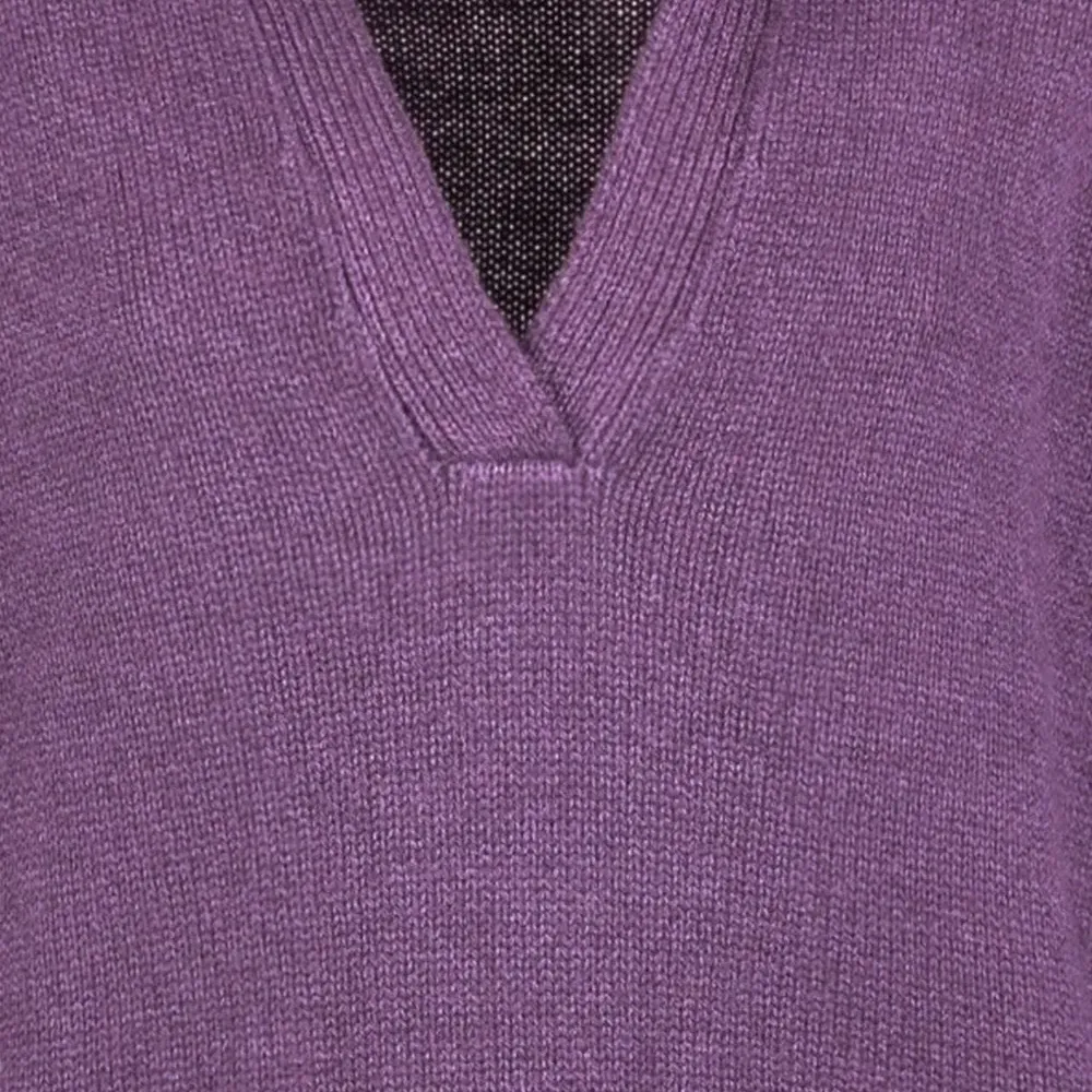 Топ с V-образным вырезом и воротником поло