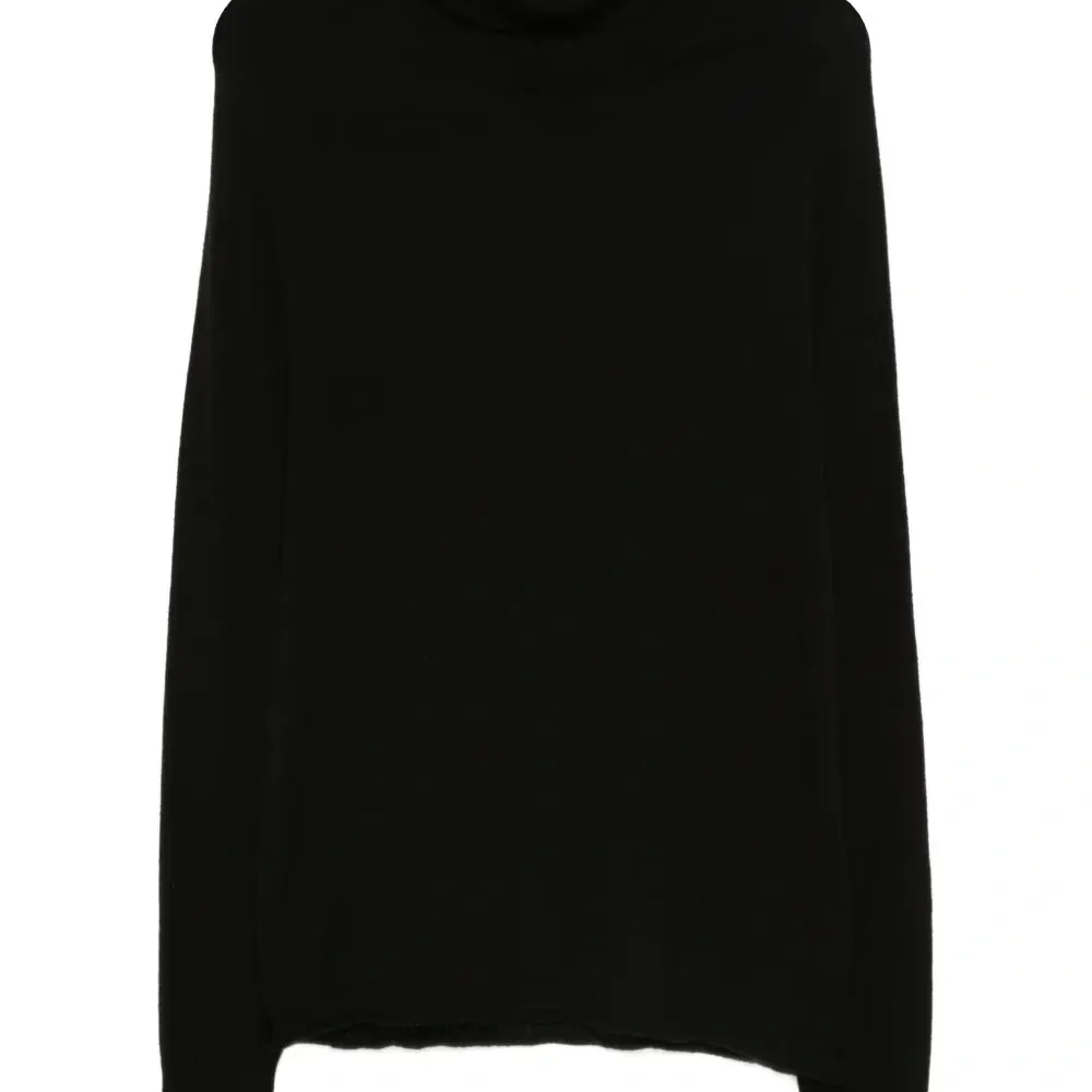 Свитер с высоким воротником