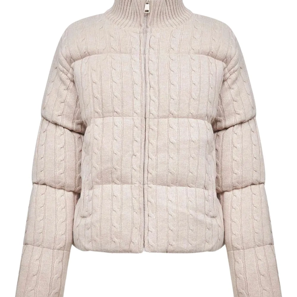 Стеганое пальто с вязаным узором "косы"