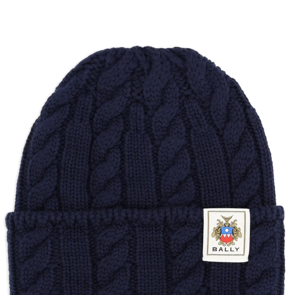 Фактурная шапка бини с нашивкой-логотипом