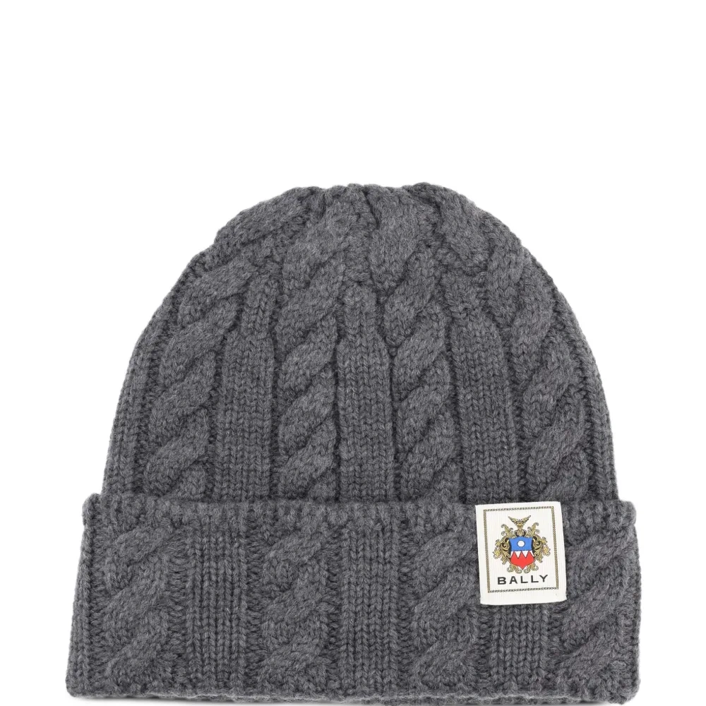 Фактурная шапка бини с нашивкой-логотипом