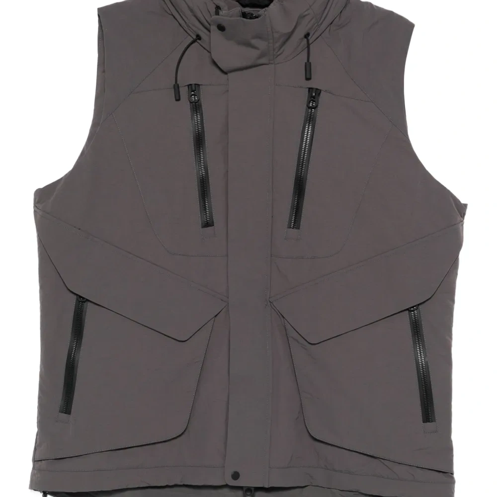 Жилет с карманами на молнии