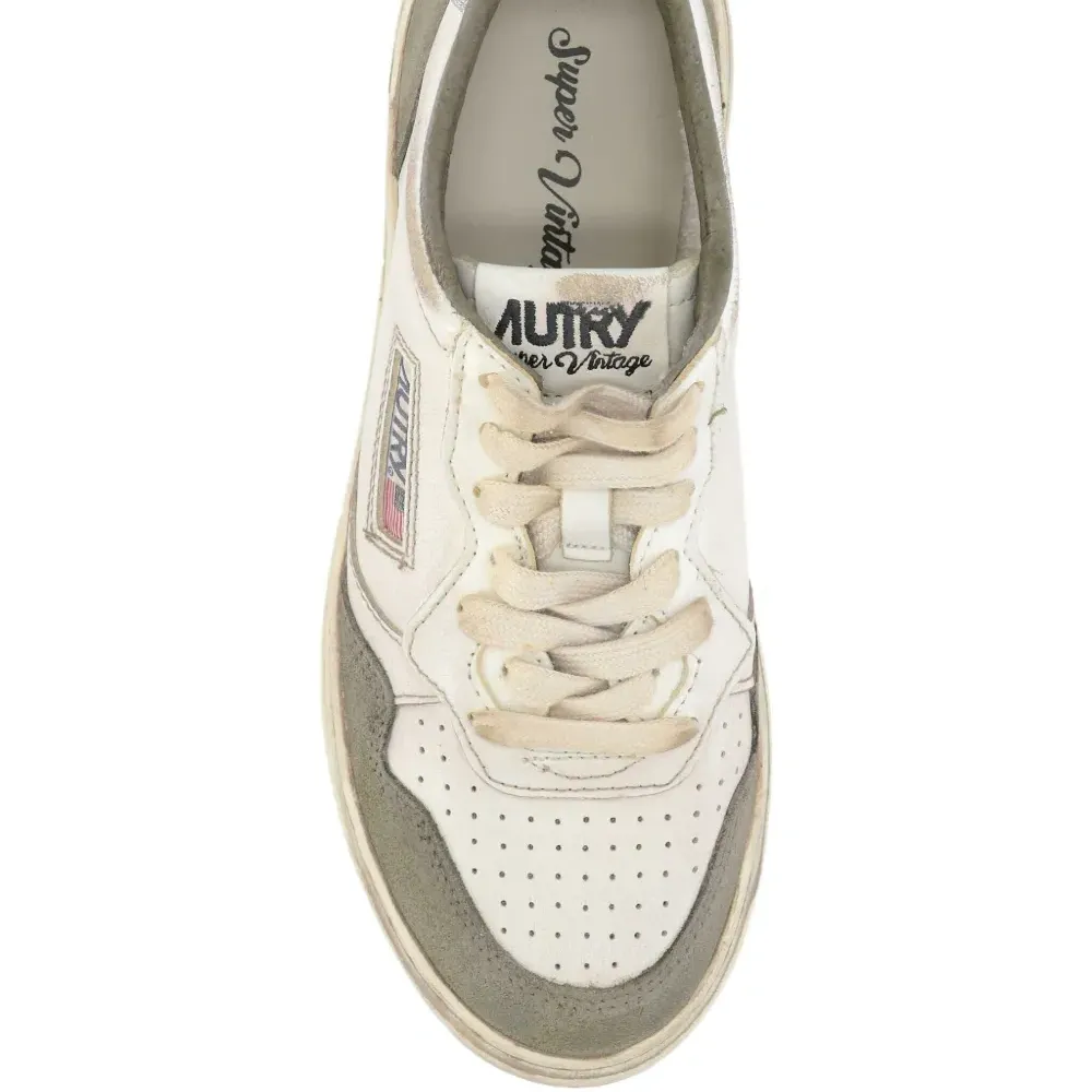 Кроссовки на шнуровке