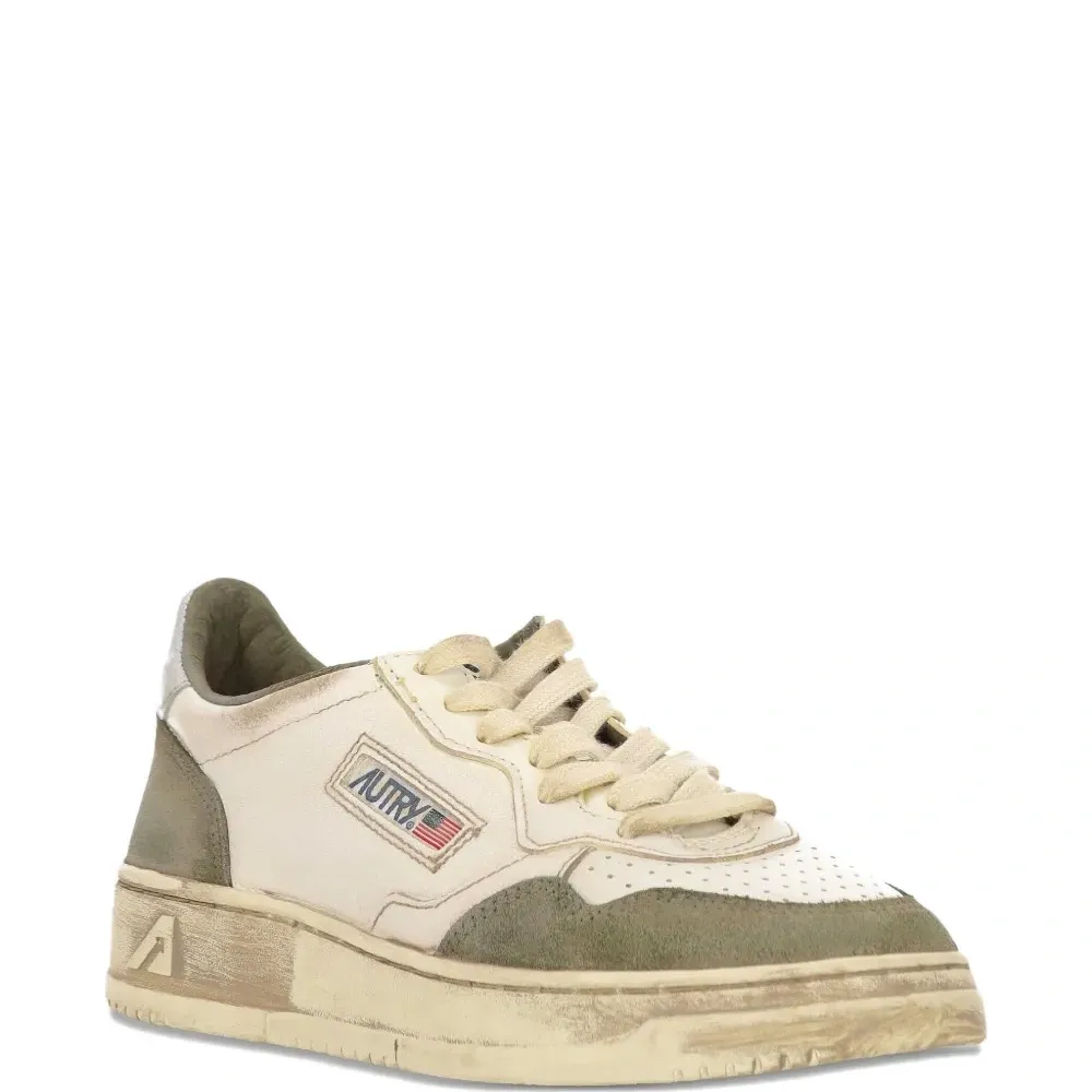 Кроссовки на шнуровке