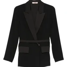 Жакет с заостренными лацканами и поясом