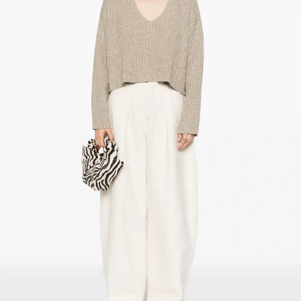 Свитер с V-образным вырезом