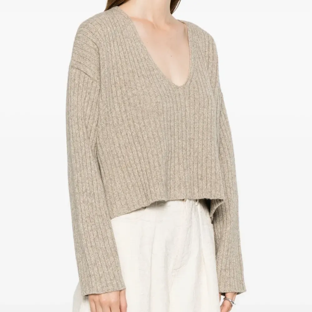 Свитер с V-образным вырезом