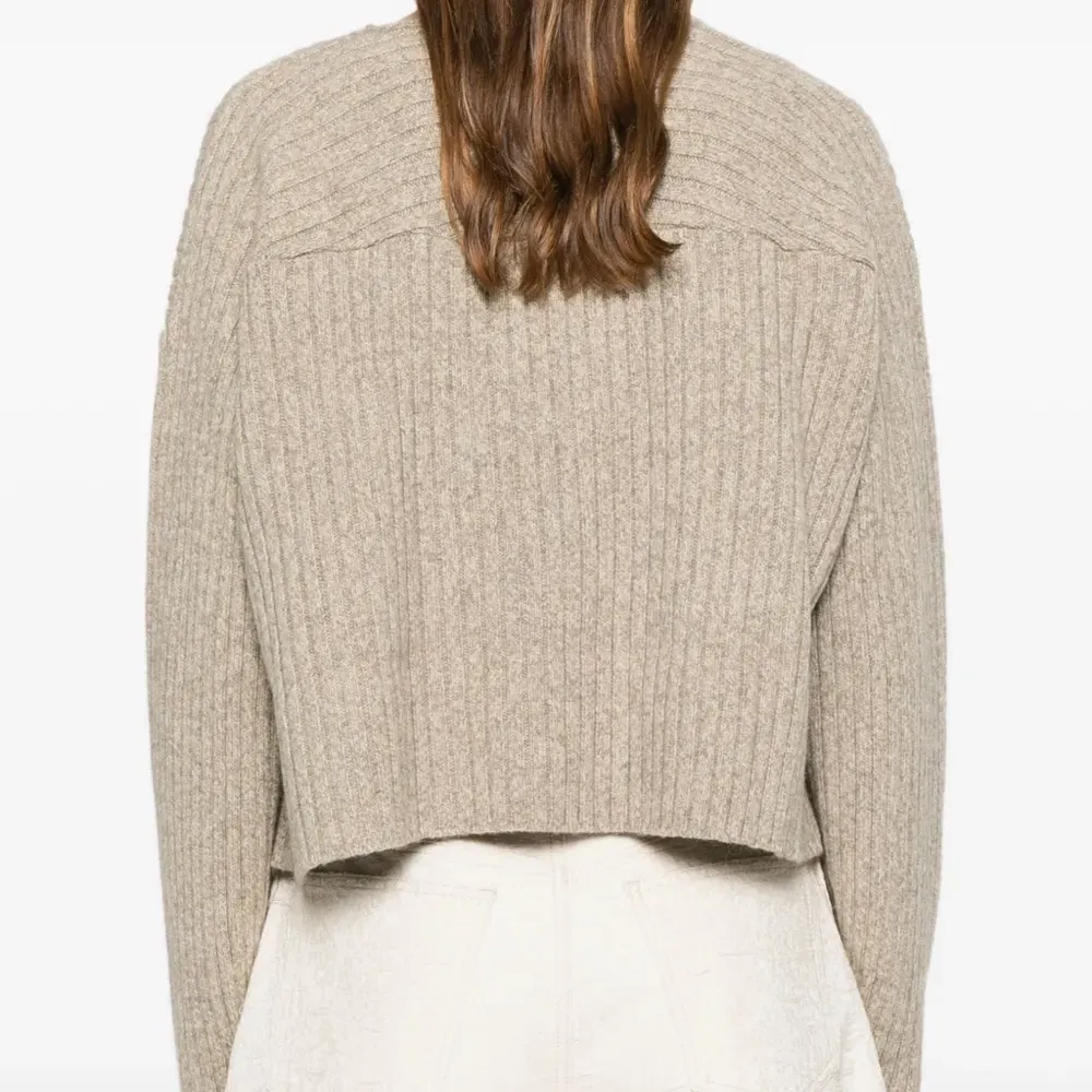 Свитер с V-образным вырезом