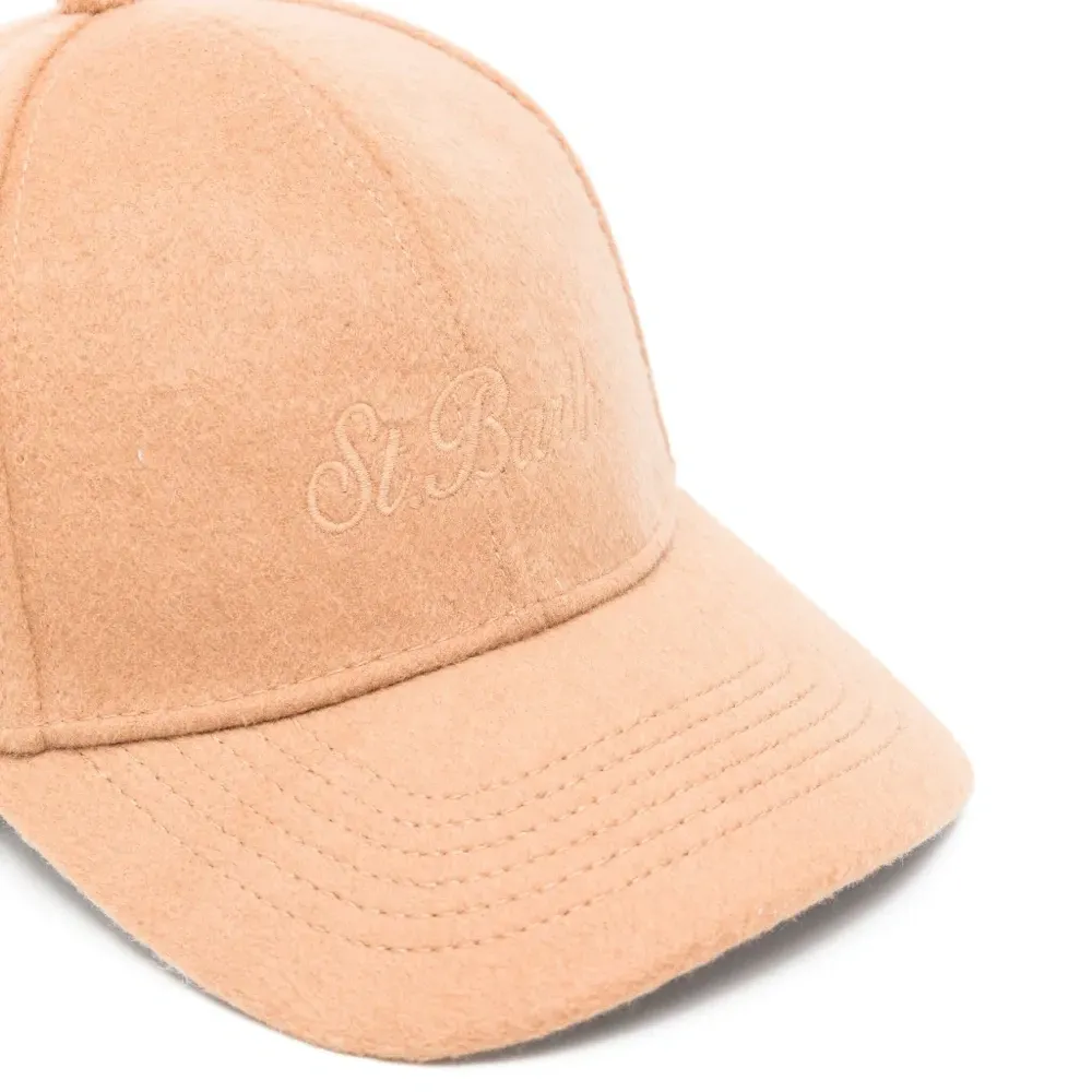 Бейсболка с вышитым логотипом