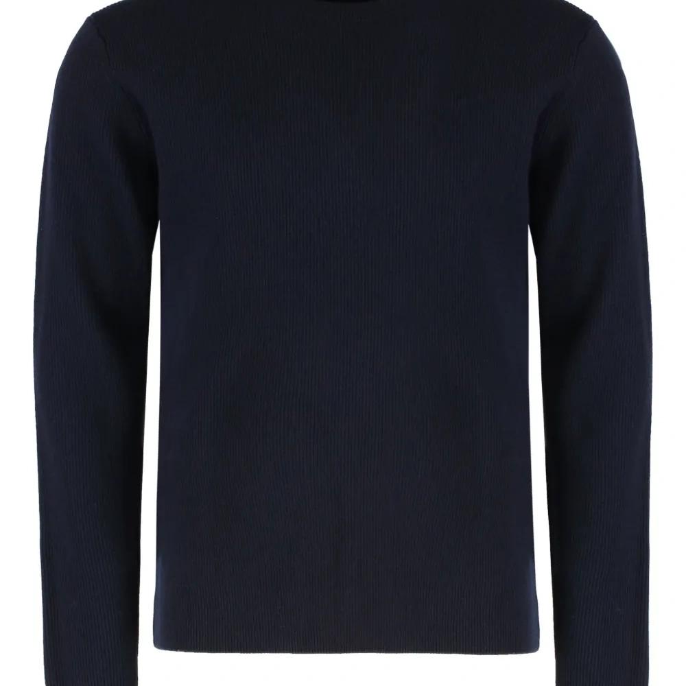 Свитер с круглым вырезом