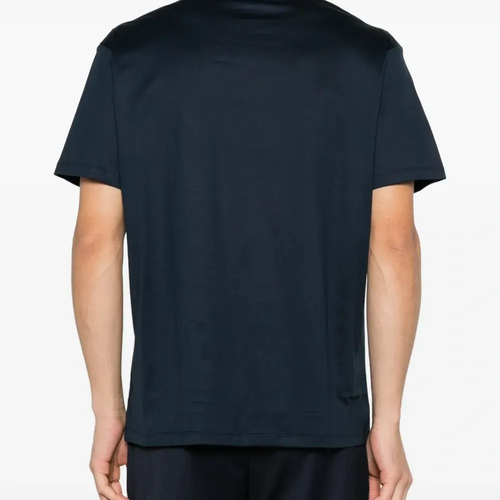 Футболка с круглым вырезом и короткими рукавами